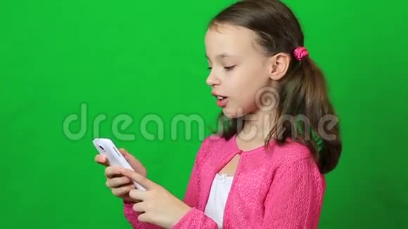感情用事的小女孩在用电话交谈视频的预览图