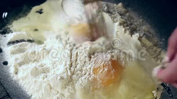 女性手在面粉中揉鸡蛋用来做面团视频的预览图