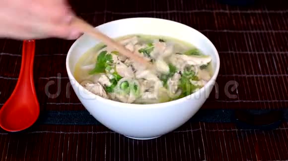 人吃越南汤pho视频的预览图
