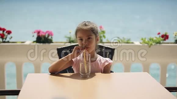 儿童正在岸上的餐馆里喝水视频的预览图