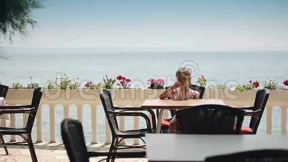 儿童正在岸上的餐馆里喝水视频的预览图