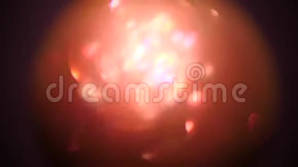 红球离焦抽象背景模糊颜色模糊颜色眩光紫色背景4k复制空间视频的预览图