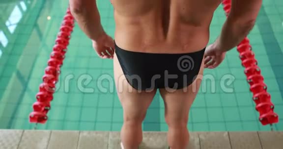健身男子准备在游泳池潜水视频的预览图