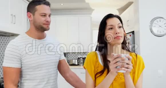 男人在厨房亲吻女人视频的预览图