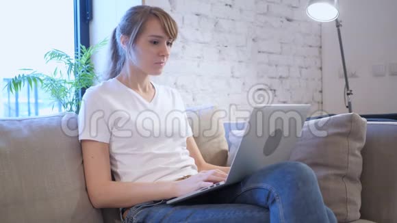 为失败而悲伤的女人用手提电脑视频的预览图