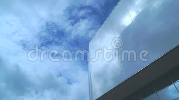 背景云中的摩天大楼视频的预览图