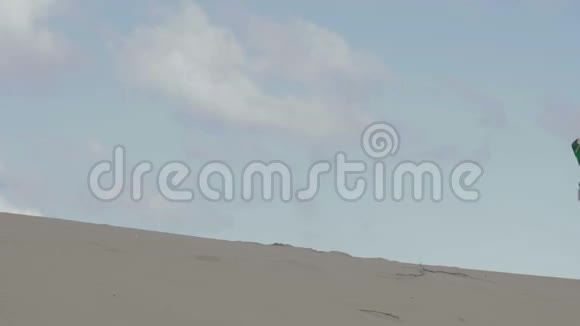穿着绿色衣服在沙丘上奔跑的美女视频的预览图