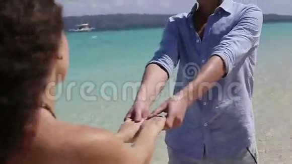 一对夫妇一起沿着海滩散步视频的预览图