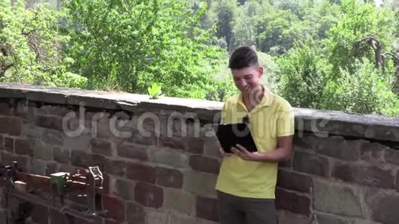 一个带着平板电脑聊天的少年视频的预览图