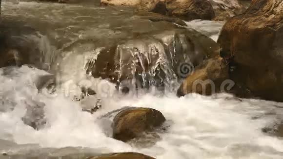 水在缓慢的运动中落下视频的预览图