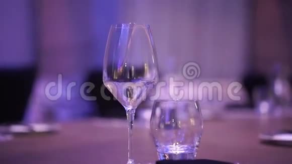 一杯葡萄酒餐厅内部晚餐视频的预览图
