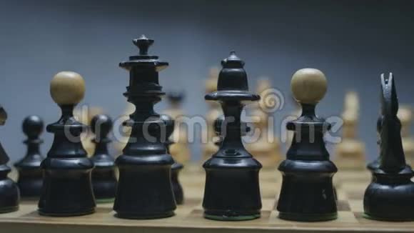 棋盘与准备下棋的棋子视频的预览图