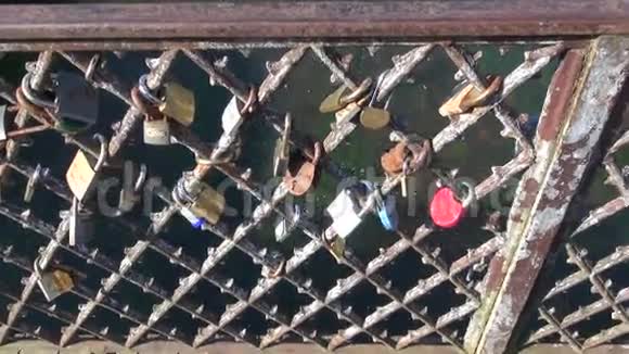 情侣锁在旧桥围栏上视频的预览图