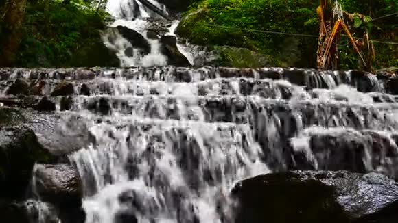 泰国丛林中雨季的瀑布视频的预览图