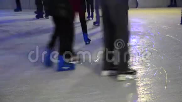 公众溜冰场的溜冰者视频的预览图