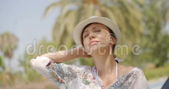 在棕榈滩眺望远方的女人视频的预览图