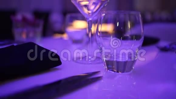 一杯葡萄酒餐厅内部晚餐视频的预览图