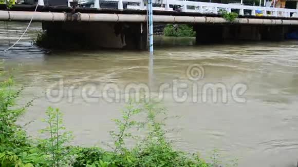 泰国Chanthaburi河畔Chanthaburi的水快速和严重视频的预览图