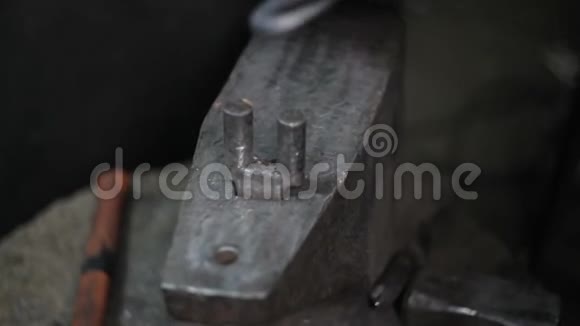 铁匠在车间工作视频的预览图