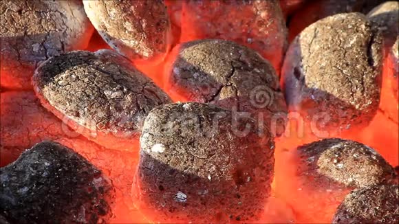 烧烤发光成型烤架木炭的时间视频的预览图