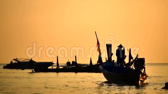 剪影长尾船改作船游游客在安达曼海漂流视频的预览图
