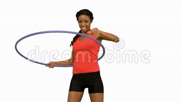 在白色屏幕上玩呼啦圈的女人视频的预览图