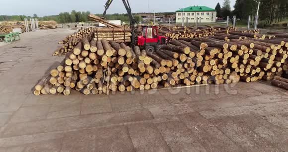 一辆卡车载着原木一辆卡车载着原木在锯木厂一辆现代锯木厂视频的预览图