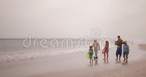 海滩上的家人视频的预览图
