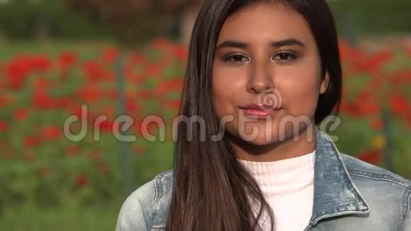 西班牙女青少年吹了一个吻视频的预览图