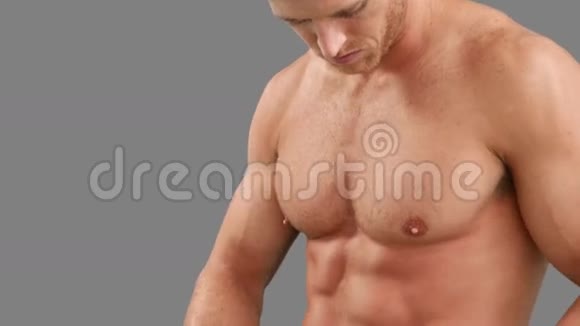 肌肉男测量他的腰部视频的预览图
