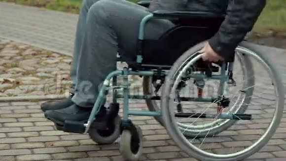 在路上使用轮椅的残疾人视频的预览图