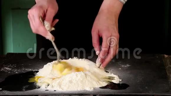 女性手在面粉中揉鸡蛋用来做面团视频的预览图