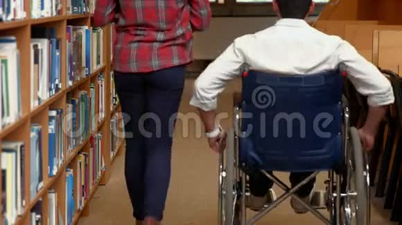 图书馆残疾学生和朋友视频的预览图