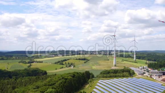 风力涡轮机公园和太阳能集热器视频的预览图