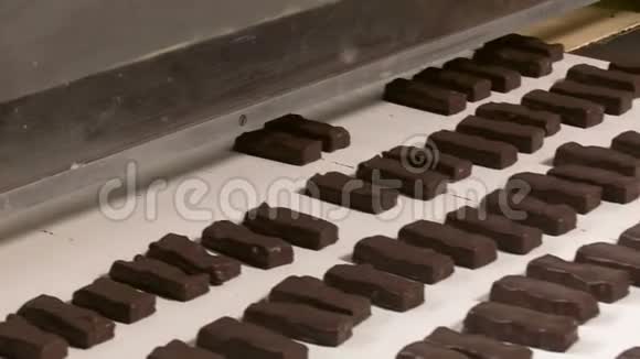 巧克力工厂传送带上的糖果视频的预览图