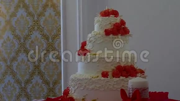 红色婚礼视频蛋糕特写甜点在婚礼盛宴上视频的预览图