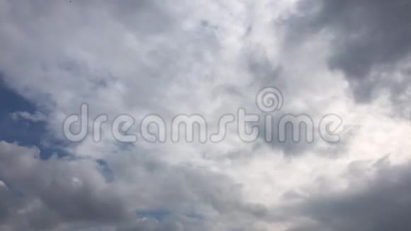 美丽的暴风雨天空有云的背景黑天带云天气自然云暴蓝天云漆黑的天空视频的预览图