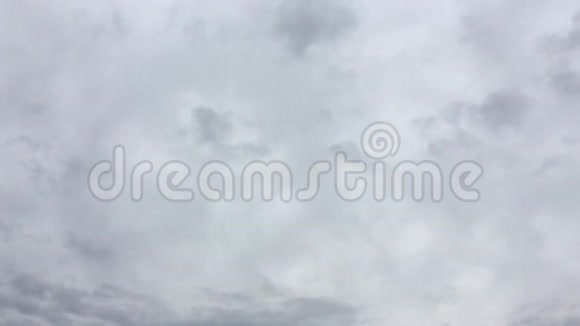 美丽的暴风雨天空有云的背景黑天带云天气自然云暴蓝天云漆黑的天空视频的预览图