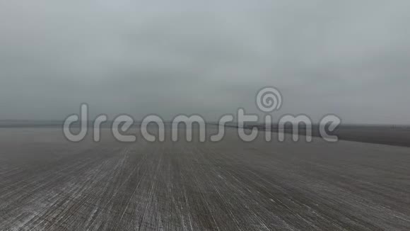 冬天犁田的俯视图雪中的麦田视频的预览图