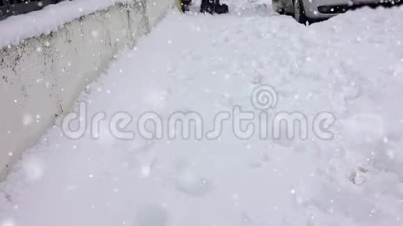 带着雪铲的人在冬天打扫人行道视频的预览图