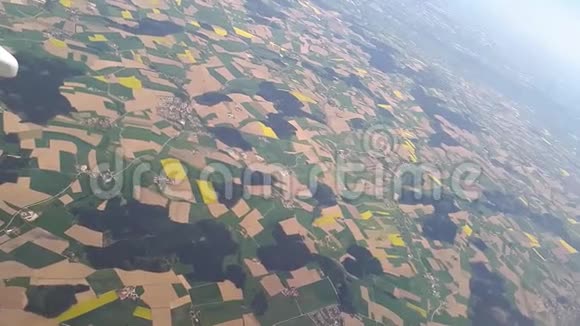 从飞机上看到许多农田视频的预览图