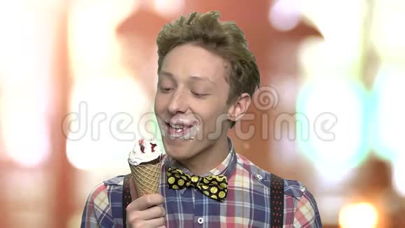 有趣的十几岁男孩吃冰淇淋视频的预览图