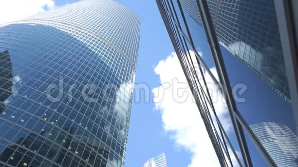 摩天大楼玻璃立面的底部视图视频的预览图