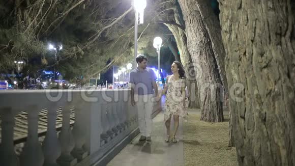 夫妻俩晚上出去散步可爱的浪漫情侣视频的预览图