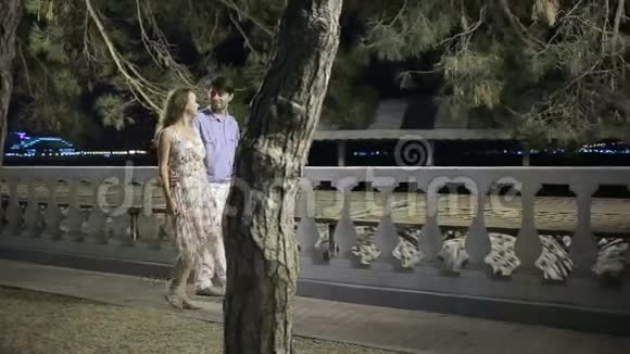 夫妻俩晚上出去散步可爱的浪漫情侣视频的预览图