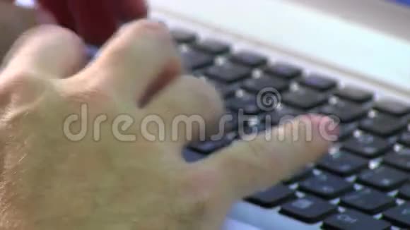 男人用手在电脑上打字视频的预览图