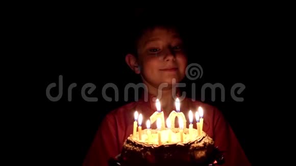 生日男孩吹灭蛋糕上的蜡烛视频的预览图