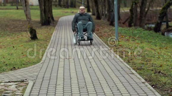 轮椅上的残疾人视频的预览图