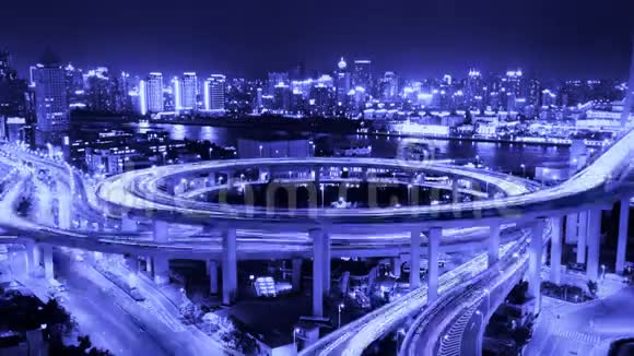 4k夜间在立交桥上的交通灯道和车辆的时间流逝视频的预览图
