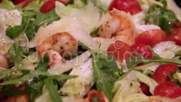 炸虾和蔬菜新鲜沙拉视频的预览图